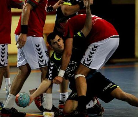 El Octavio y el Cangas todavía tienen pendiente el derbi de As Travesas.