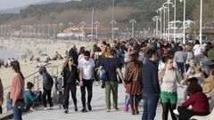 Galicia empieza a recibir m�s retornados que personas que se van. En la imagen de archivo, gente paseapor el paseo de la playa de Samil