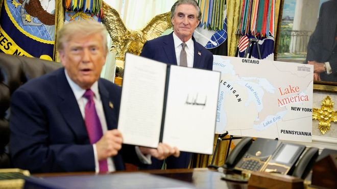 Donald Trump, en el despacho oval, muestra la orden ejecutiva para renombrar el lago Ontario
