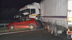 El cami�n de la imagen se sali� de la calzada, qued� cruzado y solo se produjo un choque con el primer turismo que se lo encontr�. 