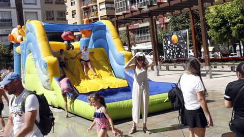 HINCHABLES DE AGUA Y UN SUPER TOBOGAN POR LAS COMPRAS HECHAS  EN COMERCIOS DE LA  ASOCIACION DE EMPRESARIOS DE RIBEIRA