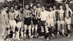 Antigua fotograf�a del equipo en la temporada de 1955/56, con uno de los trofeos que consigui�