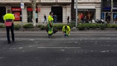 La cera agarrada al asfalto obliga a cerrar la Diagonal durante horas