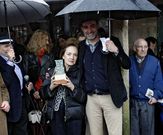 A vi�va de Fidalgo recolleu o premio de mans de Jos� Luis Ferro.