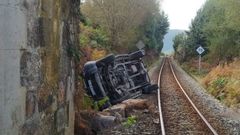 El accidente tuvo lugar en la zona de Serantes, cuando el coche en el que viajaban dos hombres se precipit a las vas del tren desde un puente muy estrecho