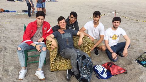 SAN JUAN EN A CORU�A: UN GRUPO DE CHICOS EN LA PLAYA DESDE PRIMERA HORA