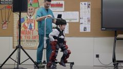 El fisioterapeuta Santiago Carro, de Aspace Coru�a, con el peque�o Dar�o Campos, con el exoesqueleto Atlas 2023.