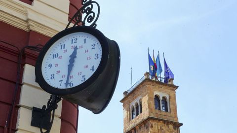 Reloj parado a las 12,32 de este lunes, en el centro de Oviedo, momento que ha comenzado el apag�n en la ciudad.