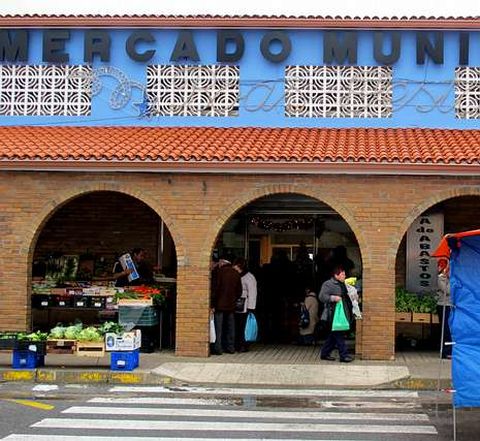 <span lang= es-es >En la plaza de abastos</span>. Tambin se han renovado las luminarias de la plaza de abastos, donde se han ahorrado otros mil euros.