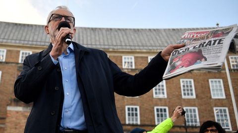 El l�der de los laboristas, con un ejemplar de la edici�n del �Daily Mirror� en el que se public� la foto del ni�o enfermo