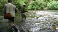 Pescadores, en una campa�a anterior, en el coto truchero del Lor en A Labrada