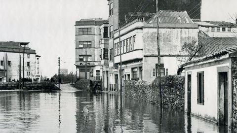 Inundacin en Monelos en diciembre de 1959 a causa del desbordamiento del ro. 