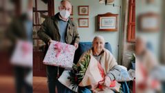 Mar�a S��ora, la mujer m�s longeva de Rois, recibi� la visita del regidor por su 104 cumplea�os.