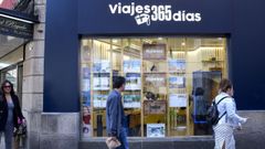 Un escaparate de una de las cntricas agencias de viaje de Pontevedra