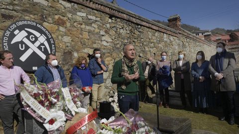 El secretario general de UGT, Pepe �lvarez, y el presidente asturiano, Adri�n Barb�n, durante el homenaje al fundador del SOMA-UGT Manuel Llaneza en Mieres