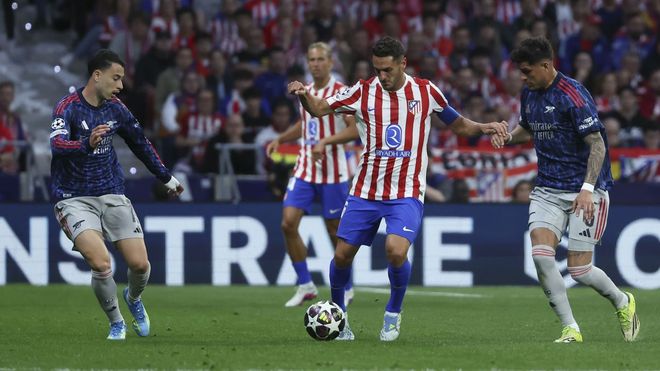 El centrocampista del Atl�tico Koke Resurrecci�n controla el bal�n ante Hincapie, del Arsenal