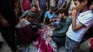 Gazates lloran la muerte de un familiar en el hospital de Al Shifa.
