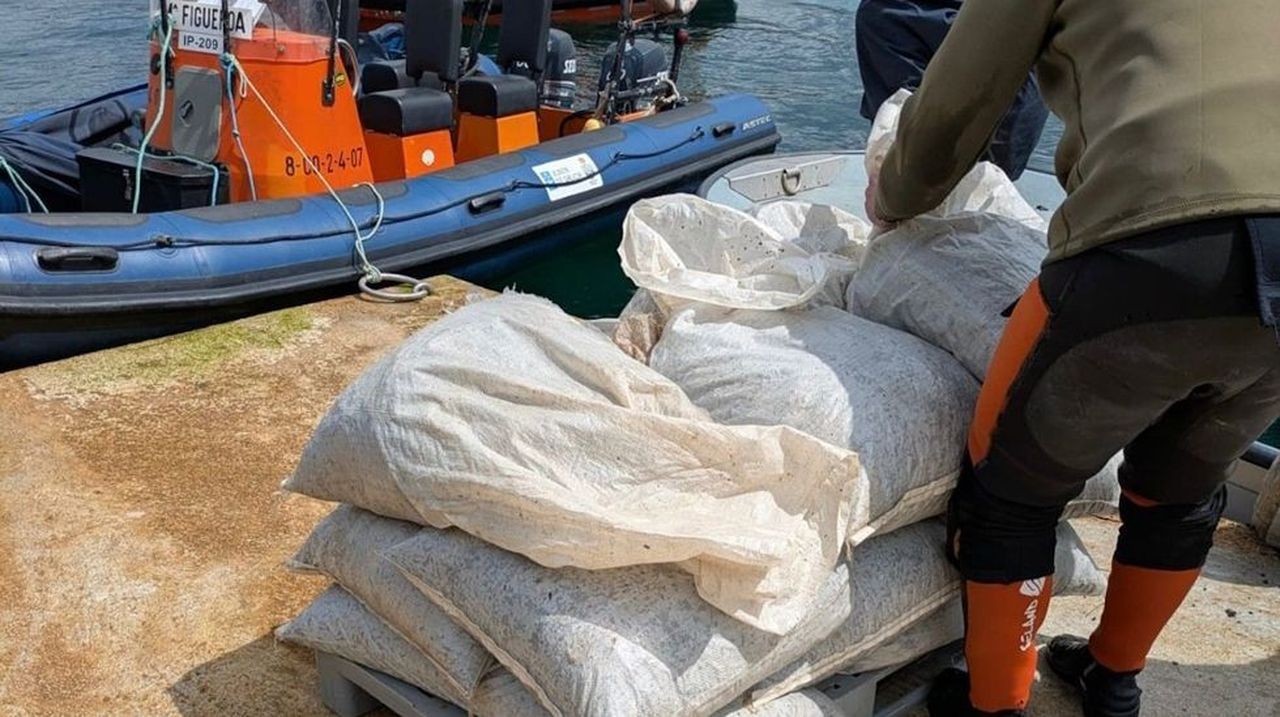 Incautan una embarcación con más de media tonelada de mejilla en la ría de Pontevedra