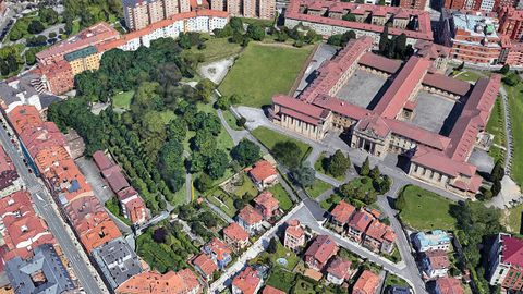 Los jardines de La Rodriga y el gran edificio del Seminario de Oviedo. La calle que se ve a la izquierda es Campomanes