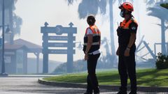 La entrada del centro comercial de lujo Laguna Village ubicado en la zona de Estepona, envuelta en llamas, tras declarase un incendio en el recinto