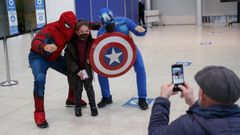 Los superh�roes hicieron m�s llevadero y divertido el paso por el vacun�dromo de Expourense a los m�s peque�os