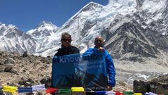 Matti Hemmi y Carlos Caraglia (a la derecha), en el campo base del Everest en el 2019