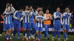 Los jugadores del Deportivo aplaudiendo a su afici�n tras el encuentro de Copa del Rey ante el Mallorca