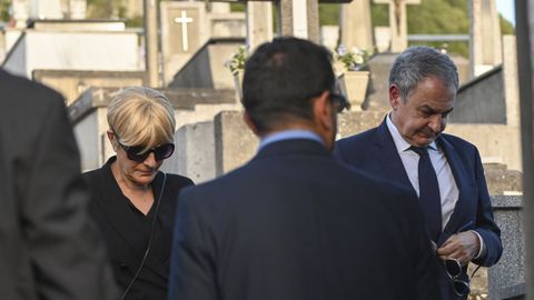 El expresidente del Gobierno Jos� Luis Rodr�guez Zapatero, llega junto a su mujer, Sonsoles Espinosa, al entierro de su padre en La Pola de Gor�n, Le�n