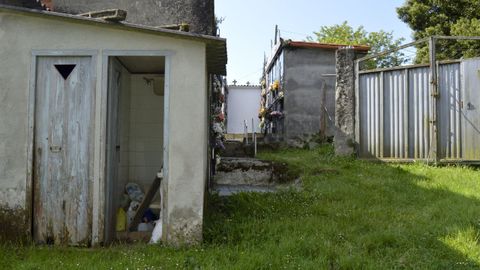 Los ba�os del cementerio de Santa Ic�a, inutilizables.