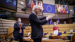 Barnier y Von der Leyen aplauden durante la sesin de la Eurocmara