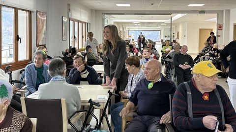 Visita de Fabiola Garc�a a la residencia de Vilamart�n de Valdeorras