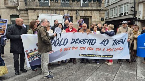 Lectura del manifiesto por un tren del siglo XXI para las comarcas del norte de la provincia, en Betanzo.