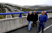 <span lang= es-es >Doblemente afectados</span>. Propietarios de la parcelaria de Esmelle y Mandi� no solo acumulan d�cadas de espera, sino que llevan 8 a�os sin cobrar por las expropiaciones de la carretera al puerto exterior. Fomento pide unos t�tulos de propiedad que, sin embargo, no hicieron falta para ocupar los terrenos.