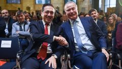 El ministro de Exteriores, Jos Manuel Albares y el embajador de Mxico en Espaa, Quirino Ordaz Coppel, se estrechan las manos en la inauguracin de la muestra La mitad del mundo. La mujer en el Mxico indgena