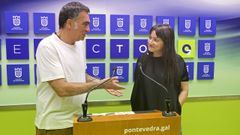 Demetrio Gómez presentó este viernes el ciclo «Con voz de muller» acompañado por Guadi Galego en el Concello de Pontevedra