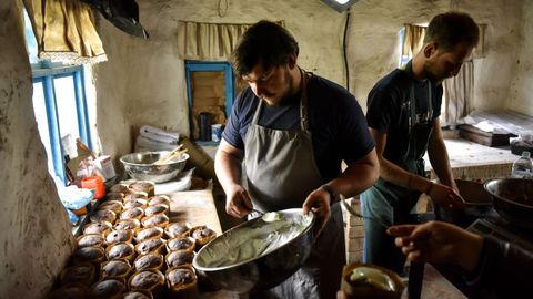 Voluntarios preparan panes de Pascua en la localidad de Bucha (Ucrania)