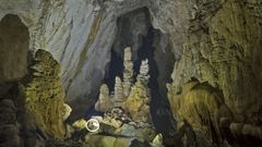 En la imagen se aprecia la magnitud de la cueva al compararla con el tamaño de una persona