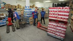 Voluntarios, en el Banco de Alimentos de la delegaci�n de Pontevedra, en una imagen del octubre del 2022