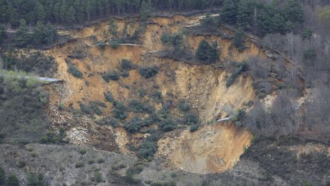 El derrumbe afect a una amplia zona de la ladera por la que discurre la carretera LU-651