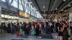 Pasajeros afectados por los retrasos de trenes en la estaci�n de Santiago.