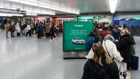 Pasajeros a la espera en la estaci�n de Atocha tras suspenderse la circulaci�n entre Madrid y Andaluc�a