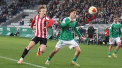 Azael en una acci�n del partido frente al filial vasco en A Malata. 