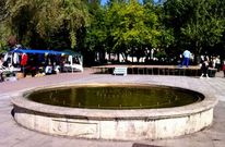 <span lang= es-es >La fuente del jard�n Umbr�o cambiar� de lugar</span>. El Concello quiere ganar espacio en la plaza para actuaciones como la que tendr� lugar esta noche. Ayer se estaba montando el escenario.