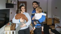 Ian en brazos de su madre, junto a su padre y su hermano perque&ntilde;o