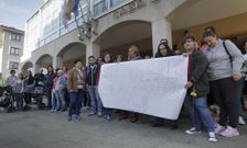 Medio centenar de vecinos se concentraron ayer ante el Concello para ser recibidos por el alcalde. 