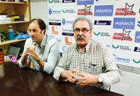 Lino L�pez con Leopoldo Ib��ez, el presidente del club, en el anunci� p�blico de su renovaci�n.