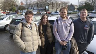 Joel, �nxel, Vera y Ant�n estudian Enxe�er�a Mec�nica. �nxel (segundo por la derecha) alquil� un piso cerca del campus para no tener que aparcar.