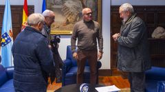 Jos� Manuel Baltar con la directiva de la asociaci�n de Amigos do Cami�o Moz�rabe-V�a da Prata