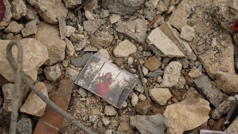 Una fotograf�a tirada en medio de las ruinas de una casa en Houmine el Tahta, sur del Libano.