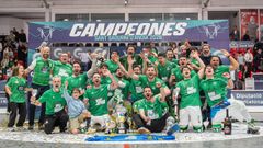 La plantilla del Liceo, posando con la Copa del Rey conquistada ante el Calafell.
